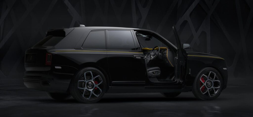 Rolls-Royce Cullinan Black Badge rear side view