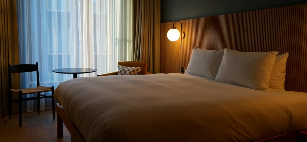 Mollie's Motel Bristol bed