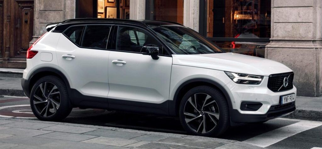 Volvo XC40 parked in the city