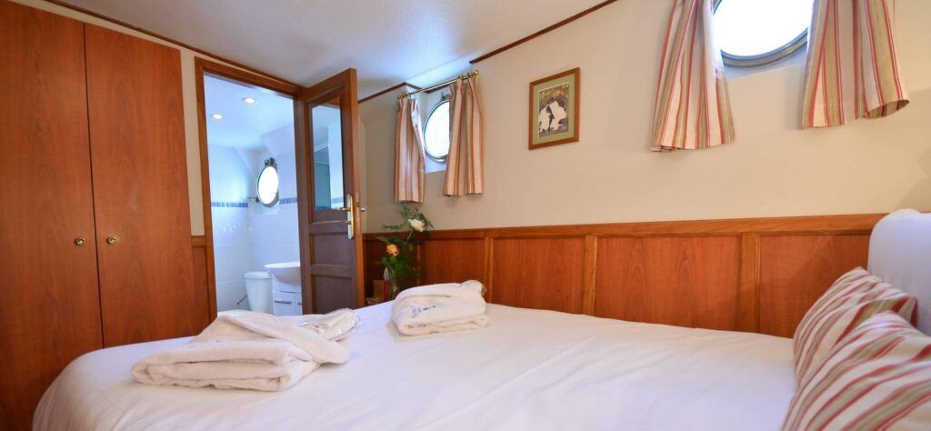 Hotel barging on L'Art de Vivre
