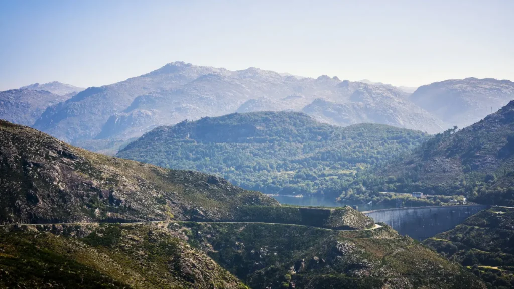 Landscape photography - distance with prime lens